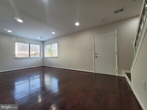 5674 Oak Tanager Ct in Burke, VA - Building Photo - Building Photo