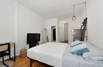 374 W 35th St in New York, NY - Building Photo - Building Photo