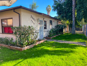 2121 W Myrtle St in Santa Ana, CA - Building Photo - Building Photo