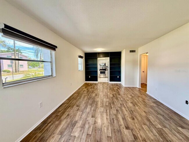 3460 32nd Ave N in St. Petersburg, FL - Foto de edificio - Building Photo