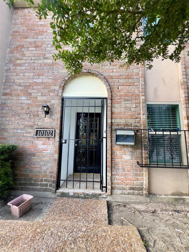 property at 10102 Emnora Ln