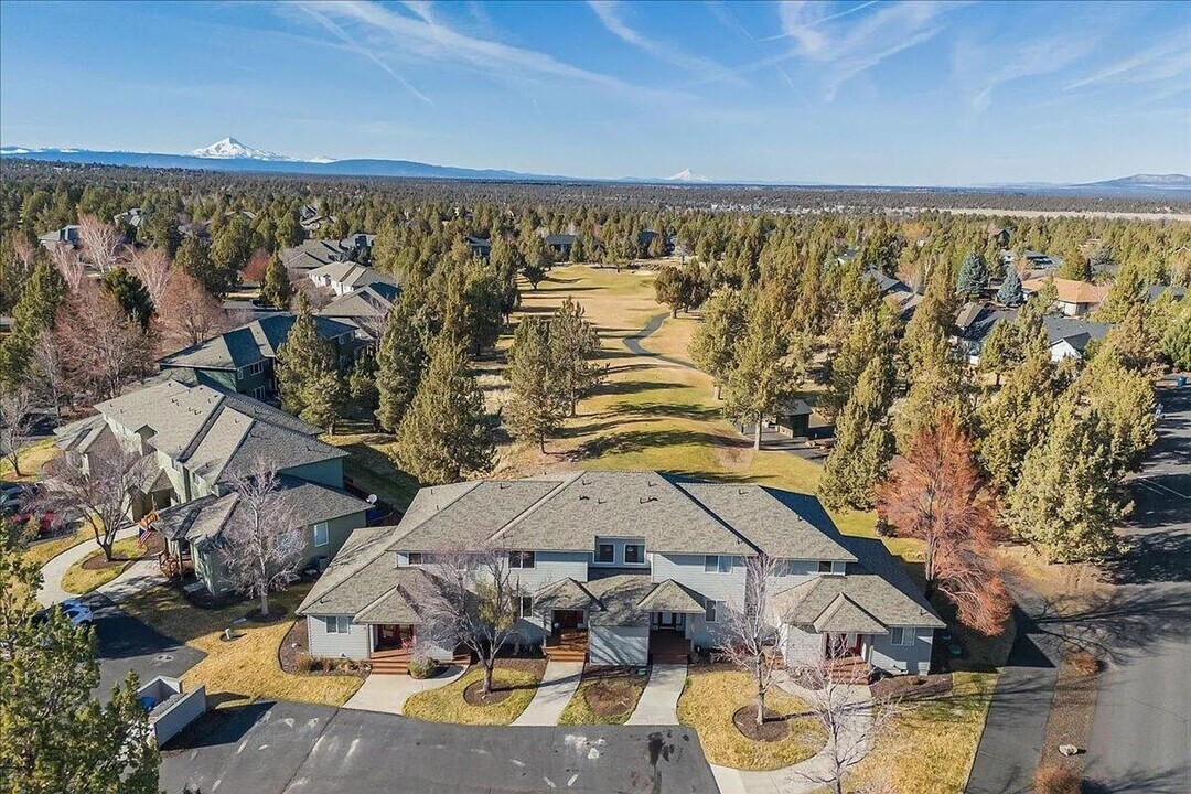 1140 Golden Pheasant Dr in Redmond, OR - Foto de edificio