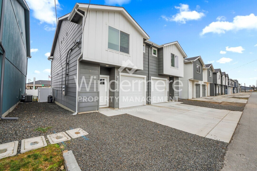 7117 E Pacific Way in Spokane Valley, WA - Building Photo