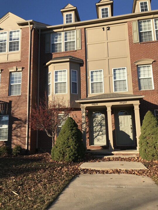 44624 Gwinnett Loop in Novi, MI - Foto de edificio
