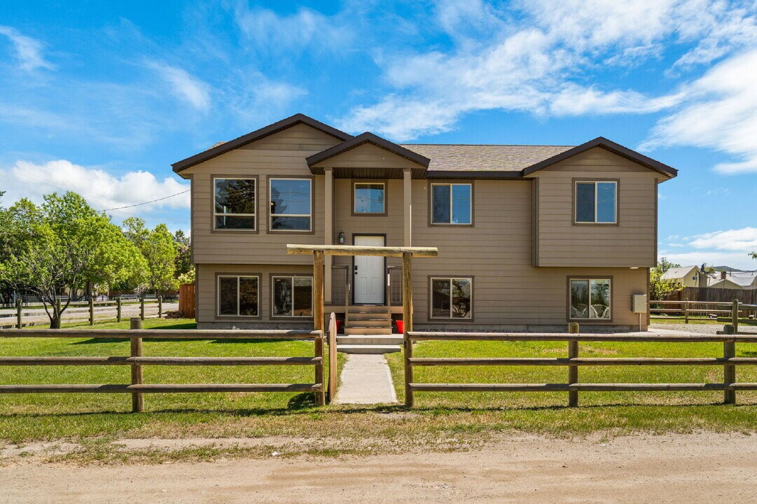205 Water St in Sheridan, MT - Building Photo