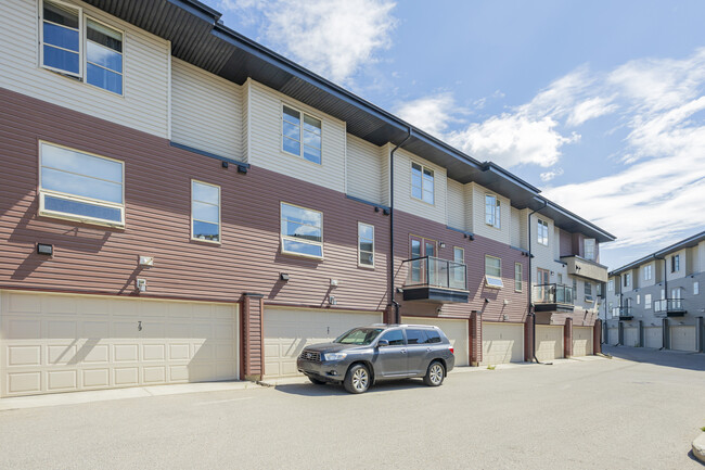 12 Aspen Hills Ter SW in Calgary, AB - Building Photo - Building Photo