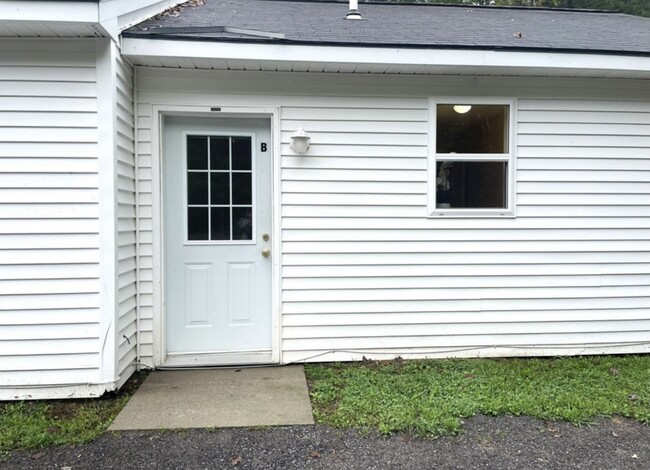 143 Turkey Ln, Unit B