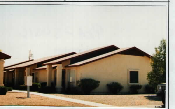 London Place in Youngtown, AZ - Foto de edificio