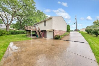 236 Cresthaven Ln in Pittsburgh, PA - Foto de edificio - Building Photo