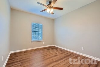 1990 Timber Oaks Dr in Garland, TX - Foto de edificio - Building Photo