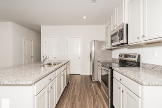 Oakwood Village in Milledgeville, GA - Building Photo - Building Photo