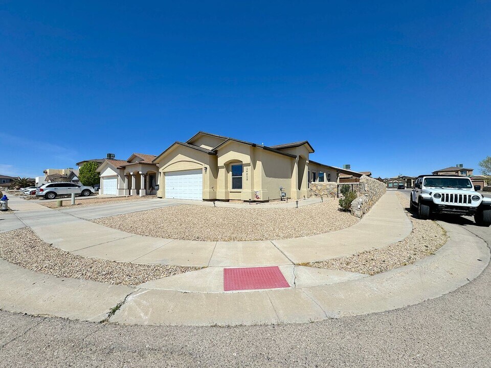 14215 Bluesky Point Ct in El Paso, TX - Building Photo