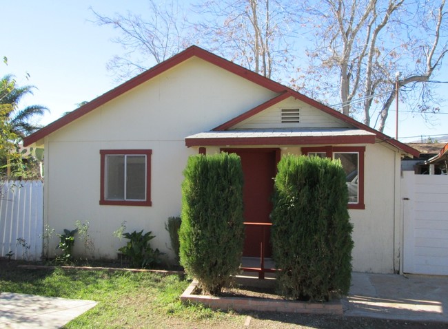 736 5th St in Fillmore, CA - Foto de edificio - Building Photo