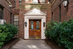 340 E 66th St in New York, NY - Foto de edificio - Building Photo