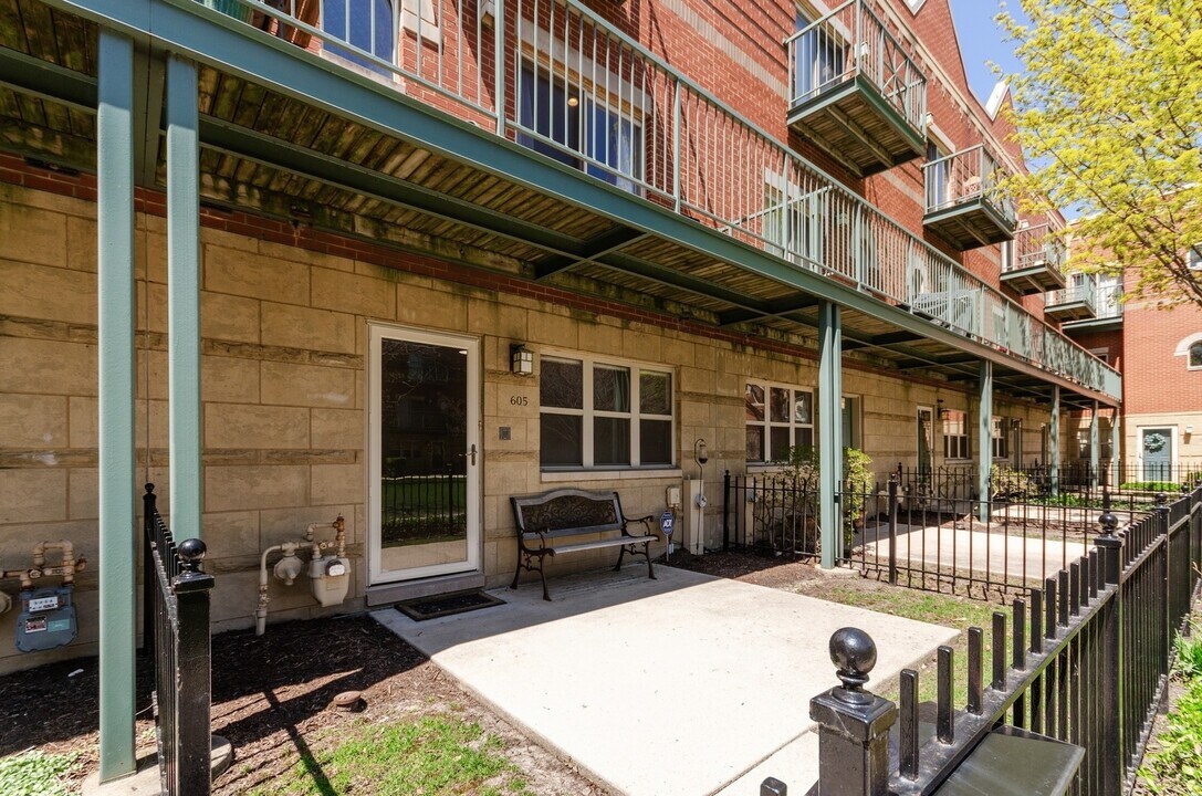 4530 S WOODLAWN Ave-Unit -605 in Chicago, IL - Building Photo