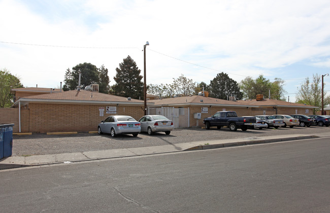 536-544 Madeira Dr SE in Albuquerque, NM - Building Photo - Building Photo