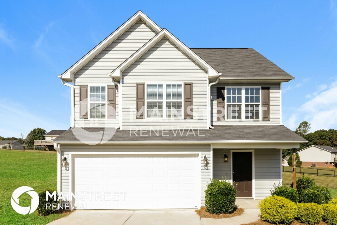 6166 Brentwood Pk Dr in Rural Hall, NC - Foto de edificio