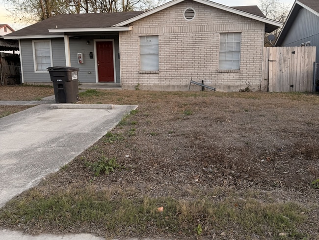 810 W Olmos Dr in San Antonio, TX - Building Photo - Building Photo