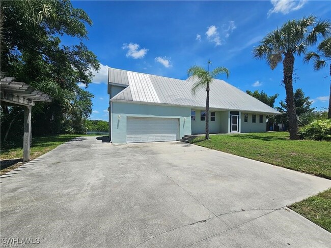 4942 Fort Denaud Rd in Fort Denaud, FL - Foto de edificio - Building Photo