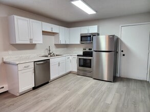 401 E 8th Ave in North Pole, AK - Building Photo - Building Photo