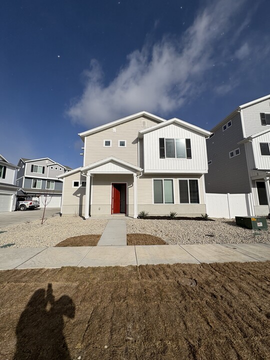 56 E Portico Ln in Saratoga Springs, UT - Building Photo