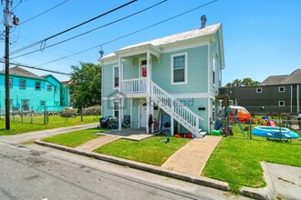 814 35th St, Unit #2 in Galveston, TX - Building Photo - Building Photo