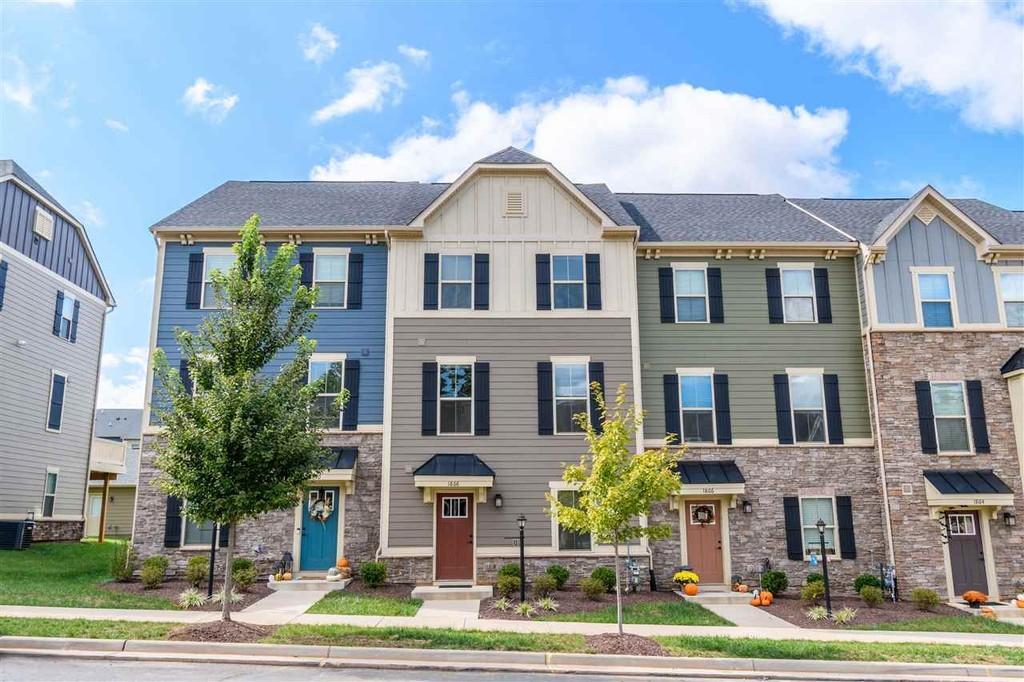 1868 Glissade Ln in Charlottesville, VA - Building Photo