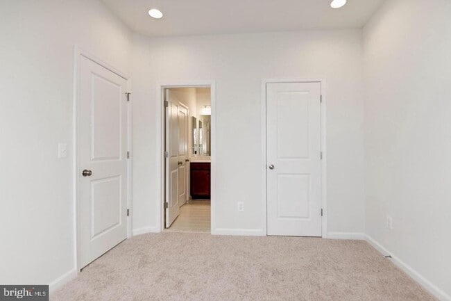 42482 Dogwood Glen Square in Sterling, VA - Building Photo - Building Photo