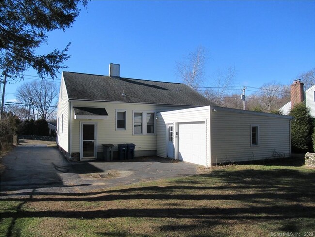 325 Racebrook Rd in Orange, CT - Building Photo - Building Photo