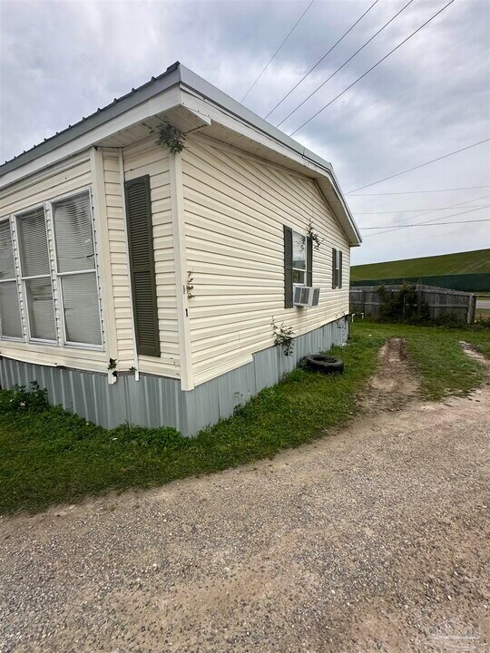 6850 Bratt Rd in Century, FL - Building Photo