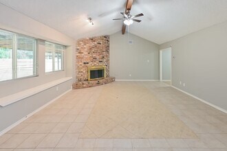 8703 Saratoga Forest Dr in Houston, TX - Building Photo - Building Photo