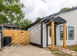 203 Park St in Cleburne, TX - Foto de edificio - Building Photo