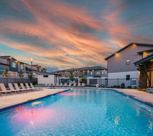 Fossil Cove in Pleasant Grove, UT - Foto de edificio - Building Photo