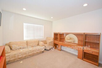 328 Newbury Vista Ln in Thousand Oaks, CA - Building Photo - Building Photo