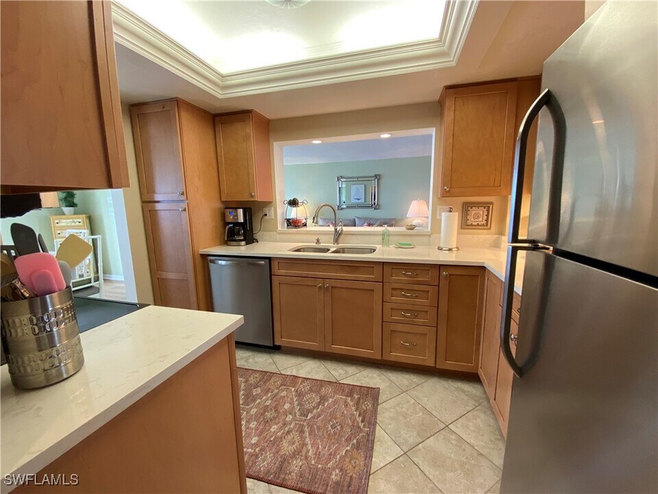 10525 Gulf Shore Dr in Naples, FL - Building Photo