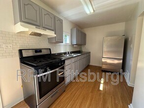 822 Collins St in Pittsburgh, PA - Building Photo - Building Photo