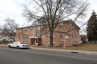 2406 Golden Valley Rd in Minneapolis, MN - Building Photo - Building Photo