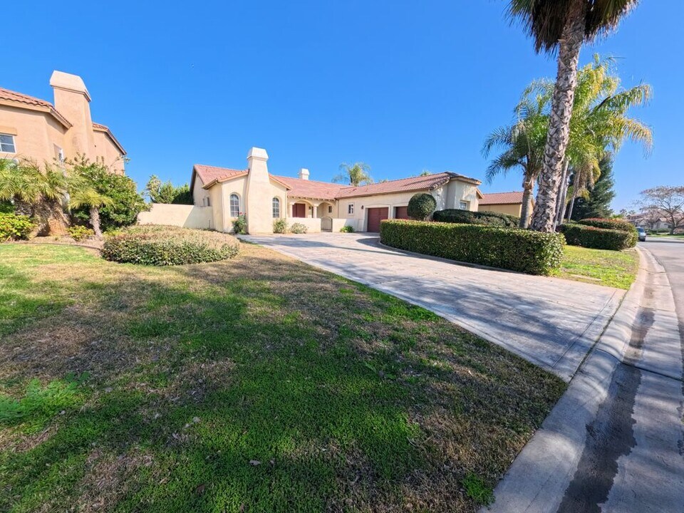 8800 Laguna Dr in Chowchilla, CA - Building Photo