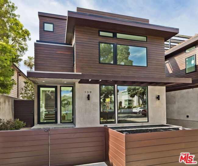 139 Hollister Ave in Santa Monica, CA - Building Photo - Building Photo