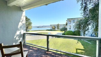 8 Admiral Dr in Emeryville, CA - Building Photo