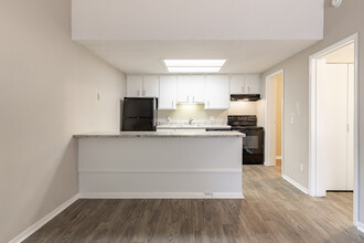 Elmwood in Marietta, GA - Building Photo - Interior Photo