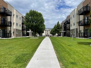 McEnroe Place Apartments in Grand Forks, ND - Foto de edificio - Building Photo