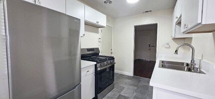 1930 Hemlock St in West Sacramento, CA - Building Photo - Building Photo