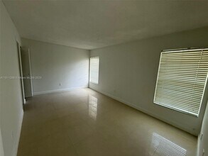 3868 NE 169th St in North Miami Beach, FL - Building Photo - Building Photo