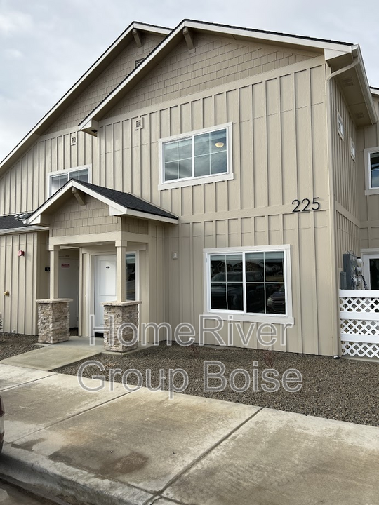 225 S Roaming Ln in Kuna, ID - Building Photo