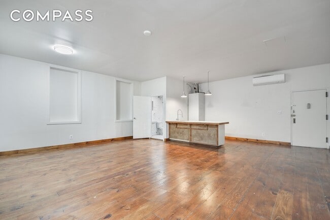 329 Broome St in New York, NY - Building Photo - Building Photo