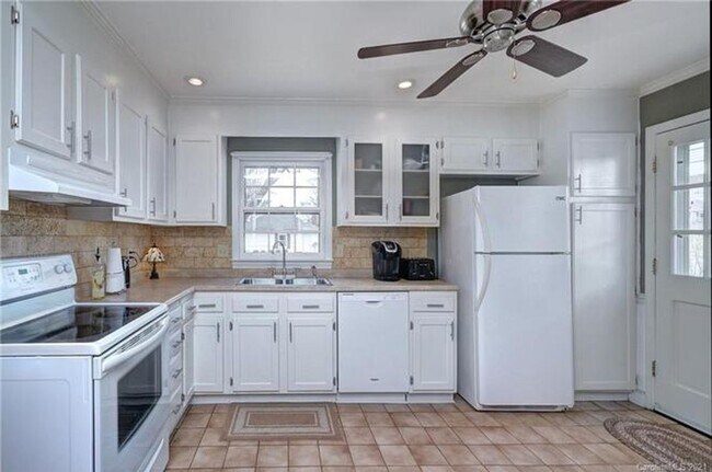 901 Winter Wood Dr in Matthews, NC - Foto de edificio - Building Photo