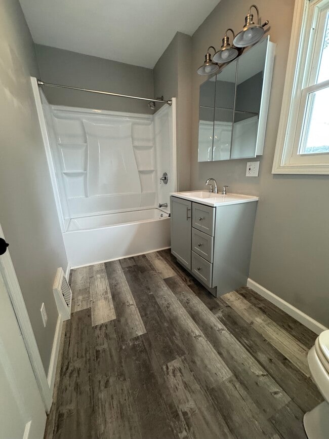 218 Pine St, Unit B in Zelienople, PA - Building Photo - Building Photo
