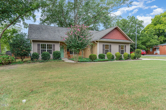 213 W Whitaker St in Clayton, NC - Building Photo - Building Photo