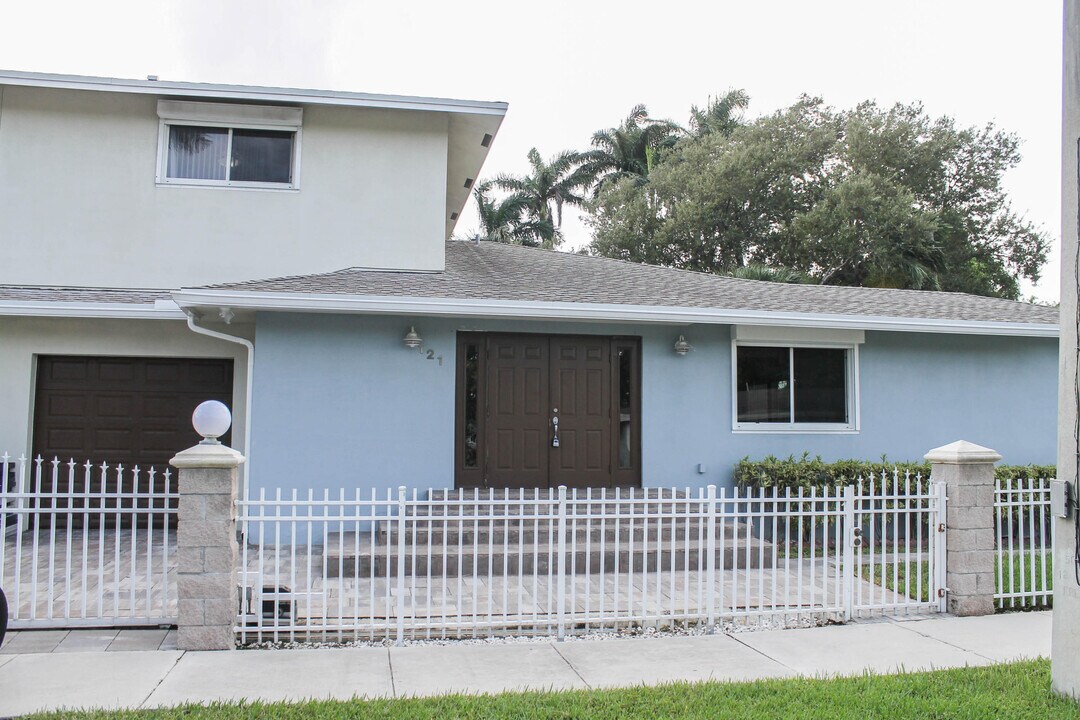121 NE 3rd St-Unit -1-2 in Dania Beach, FL - Building Photo